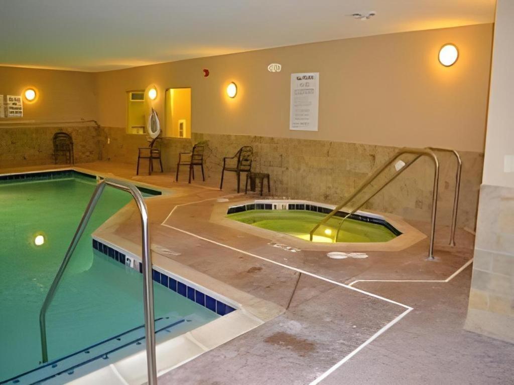 Silver Lake Holiday Inn Express & Suites Northwood By Ihg מראה חיצוני תמונה